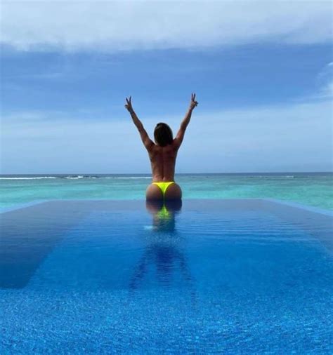 Nas Ilhas Maldivas Mirella Santos Faz Topless E Ostenta Corpa O