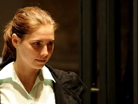 Between 2007 and 2015, she spent nearly four years in an italian prison and eight years on trial for a murder she didn't commit. Amanda Knox torna in Italia e la gente si indigna per il motivo sbagliato