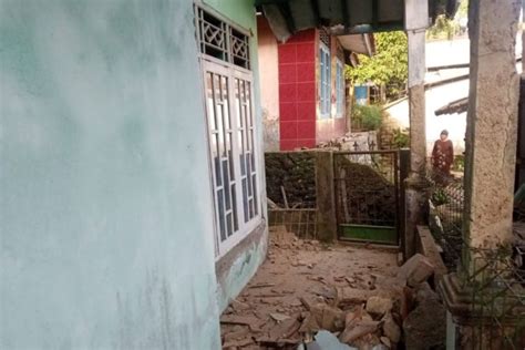 gempa berkekutan m 4 6 merusak ratusan rumah di sukabumi