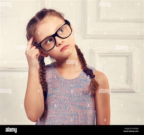 Pensamiento Feliz Kid Chica De Moda Gafas Emocionales Graves Y Blusa