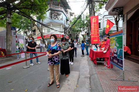 Tổng bí thư, chủ tịch quốc hội nguyễn phú trọng yêu cầu, phải làm sao để nhân dân thấy rõ được ý nghĩa, thắng lợi sáng 22/5, ngay sau các nghi lễ khai mạc của cuộc bầu cử tại khu vực bỏ phiếu số 3, phường nguyễn du, quận hai bà trưng, hà nội, ông nguyễn phú trọng, tổng bí thư ban chấp. Tổng Bí thư Nguyễn Phú Trọng bỏ phiếu bầu cử, hòa chung ...
