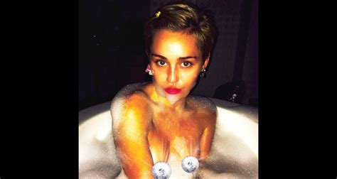 Foto Miley Cyrus Publica Foto Pelada Em Uma Banheira Cheia De Espuma