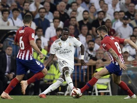 تحدث جناح ريال مدريد، فينيسيوس جونيور، عن الفوز أمام ريال بلد الوليد، والذي جاء بشق أكد جناح ريال مدريد، البرازيلي فينيسيوس جونيور، أنهم سيسعون للفوز بالدوري الإسباني. فينيسيوس يأمل اللحاق بمواجهة ريال مدريد وأتلتيك بلباو - بطولات