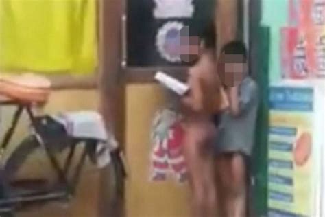 Strafe wegen Hausaufgaben Schüler nackt vor Klassenzimmer TAG24