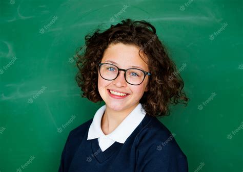 Una Chica Estudiante Con Pizarra Foto Premium