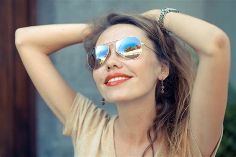 Portrait Of Young Beautiful Woman With Sunglasses Hippie Style — Stock