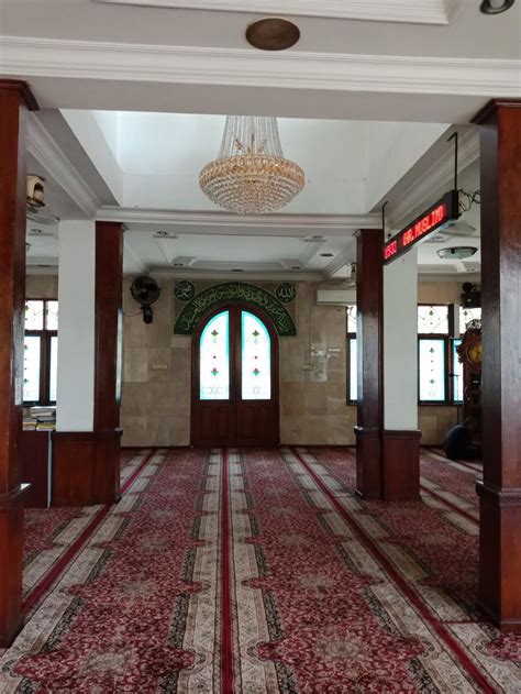 Ruang Dalam Masjid Selalu Tersedia Termos Air Panas Dan Teh Dan Kopi