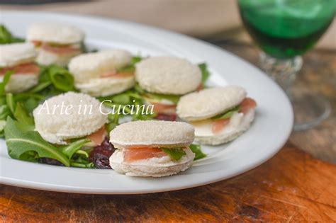 Girelle salate con pancarrè per tramezzini, facili, veloci, versatili e appetitose, variate il ripieno come più vi piace, con prosciutto crudo e rucola. BACI SALATI VELOCISSIMI antipasti senza cottura per le feste