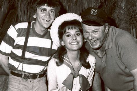 In This 1965 File Photo Dawn Wells Center Poses With Fellow Cast