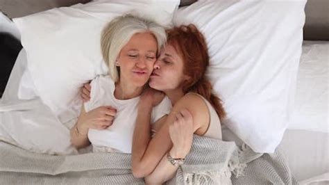 Deux Lesbiennes Matures Qui Sont En Couple Sont Au Lit Heureuses Vue En Grand Angle Regardant