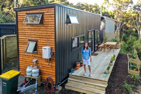 Living Big In A Tiny House Young Womans Beautiful Tiny House Gives