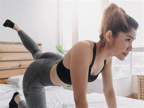 ejercicios para tonificar glúteos que puedes hacer en la cama