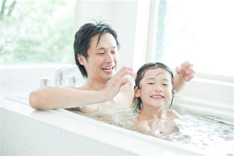 画像：女の子がパパと一緒にお風呂に入るのはいつまで？卒業のタイミングも [子育て] All About