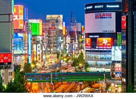 Was sollte man vor einer reise in japans hauptstadt vorher unbedingt wissen? Shinjuku, Tokio, Japan Nacht Stadtbild Stockfoto, Bild ...