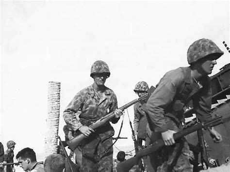 Us Marines During The Battle Of Tarawa Battle Of Tarawa Tarawa