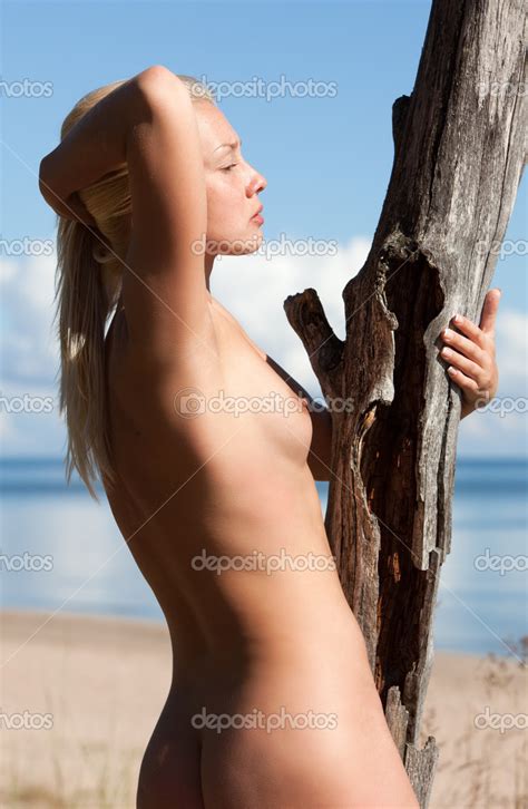 Eski bir kuru ağaç yakınlarında çıplak kadın Stok fotoğraf