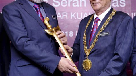 Menurut datuk nor hisham lagi, pihak dbkl akan menerima 188 penyewa dalam fasa pertama manakala 135 penyewa untuk fasa kedua. Nor Hisham unable to forget broom award incident when with ...