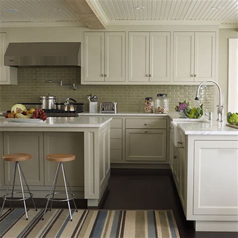 I hope these tips help make the process of updating your 80's kitchen cabinets a little easier. HOME DZINE Kitchen | Plain white melamine kitchen goes coastal