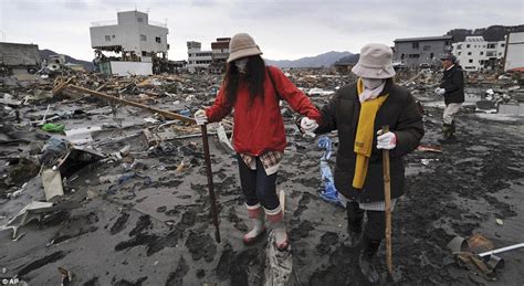 Japan Earthuake And Tsunami Four Days On The Survivors Of The Deadly Tsunami Daily Mail Online