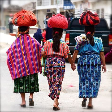 Women In Guatemala En Trajes Tipicos De Guatemala Ropa Tradicional Traje Regional