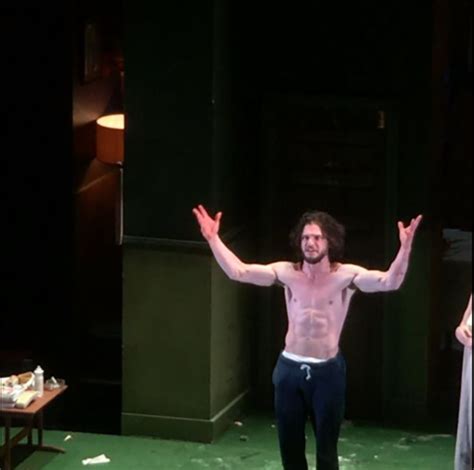 Jon Snow Si Mette A Nudo In Teatro Ecco Le Foto Clandestine Rdd