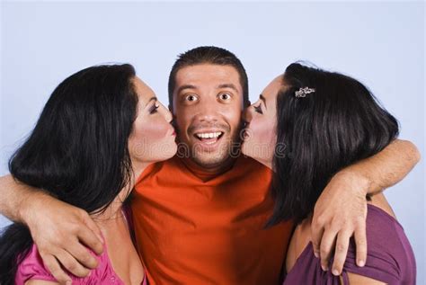 Gelukkige Man Met Twee Kussende Vrouwen Stock Foto Image Of Vrolijk