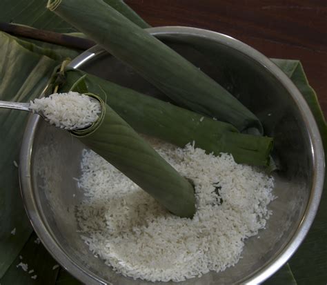 Jika kamu terlalu banyak memasak nasi jangan langsung dibuang. Indonesian Medan Food: Membuat Lontong ( How to Make Rice ...