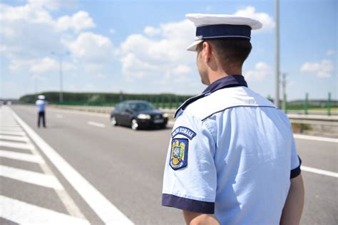 Poliţia Română îi Sfătuieşte Pe şoferi Să Nu Mai Dea Flash Uri De