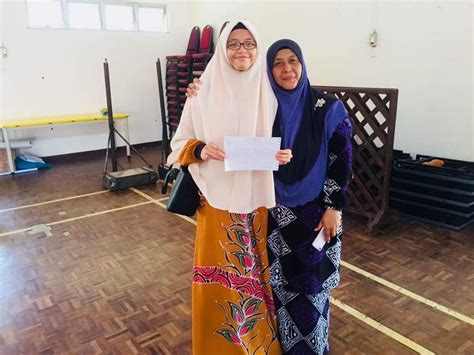Il sijil pelajaran malaysia ( spm ), o il malaysian certificate of education , è un esame nazionale sostenuto da tutti gli studenti delle scuole secondarie di quinta forma in malesia. Majlis penyerahan slip Sijil Pelajaran Malaysia (SPM) 2017 ...
