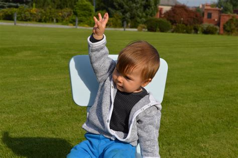 fotos gratis césped persona gente jugar niño niños saludo gestos posiciones humanas
