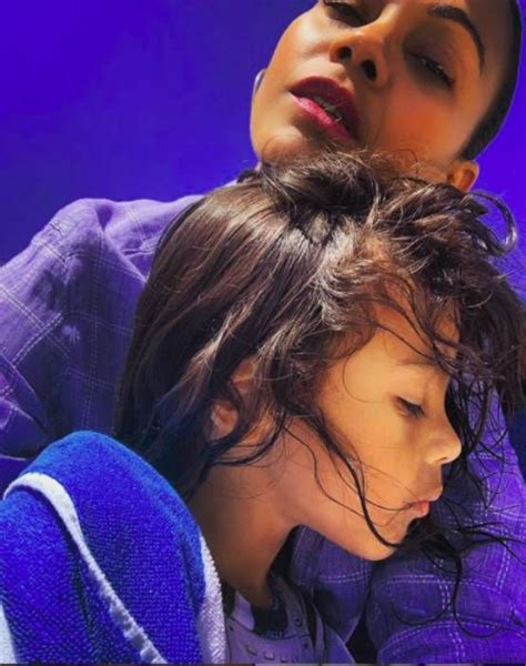 Zoe Saldana Wows Em Fato De Banho Em Rara Foto Com Os Seus Três Filhos Hello Tomas Rosprim