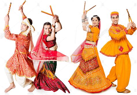 4-indian-rajasthani-and-gujrati-couple-navaratri-dandiya-dance-f2x7pa ...