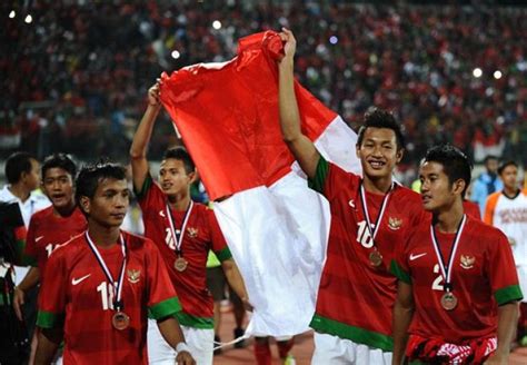 Hampir setiap pertandingan sepak bola tingkat internasional berhasil menguasai siaran televisi nasional. Perbedaan Menyatukan kita Sepak Bola Indonesia - edunews ...