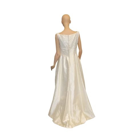 Raffinato, elegante e romantico, l'abito da sposa in pizzo è spesso associato allo stile. Abito da sposa color avorio ~ Arte Vintage Shop