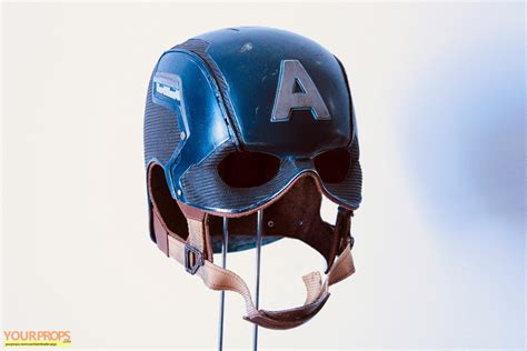Film authorized :<< captain america 3 >>.minor scratches/blemishes/imperfections can appear on the helmet. Captain America: The Winter Soldier Captain America Helmet ...
