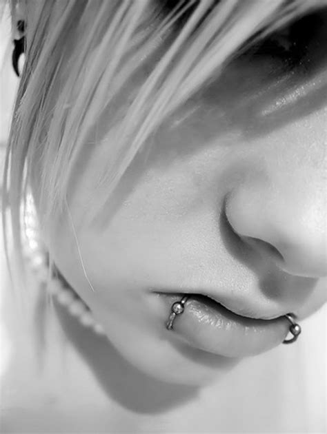 90 Double Lip Piercings For An Original And Appealing Look Lip Piercing Piercings Lower Lip