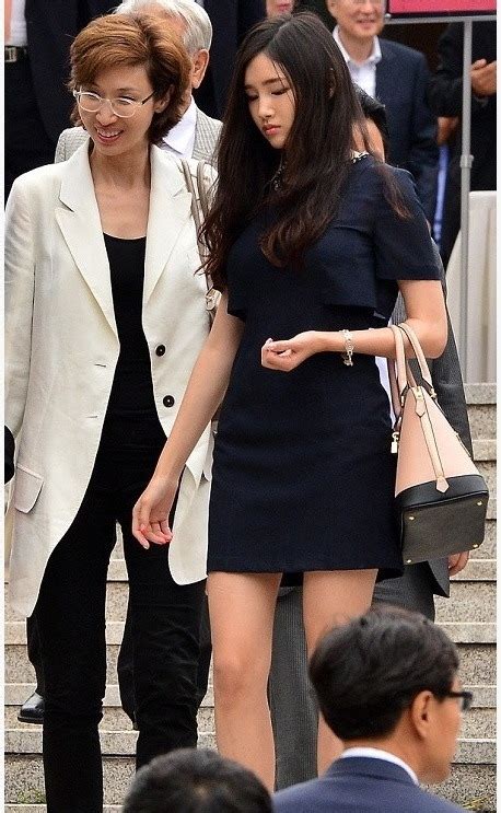 Sk 그룹 최태원 회장의 장녀 최윤정 씨 역시 김동관 전무와 마찬가지로 사내연애를 통해 결혼에 골인한 재벌 3세입니다. 최태원 장녀 최윤정 재계 소문난 엄친딸 :: 큐브