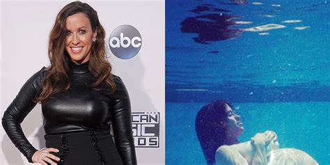 Alanis Morissette Just Shared A Stunning Nude Underwater Pregnancy