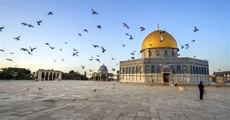 القدس (فلسطين المحتلة) أعادت شرطة كيان الاحتلال الإسرائيلي، مساء الإثنين، اقتحام المسجد الأقصى، مستخدمة الرصاص المعدني وقنابل الغاز المسيل للدموع والصوتية. صور القدس 2018 اجمل صور مكتوب عليها القدس عربية - احلى صور