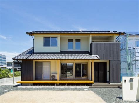 Gaya rumah jepang dengan gerbang modern [sumber: 20 Model Desain Rumah Ala Jepang |Dirumahku.com