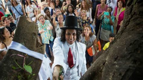 Peruvian Actor Richard Torres Marries A Tree In Santo Domingo To Denounce Deforestation 🎥 Latestly