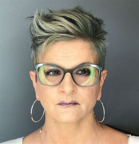 20 Universally Flattering Hairstyles For Women Over 50 With Glasses In 2020 Womens Hairstyles