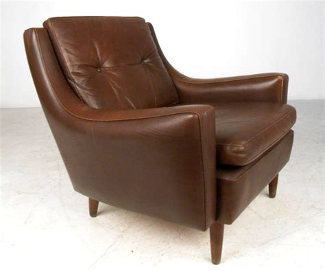 Shop for mid century club chairs at best buy. Mid-Century Modern Tufted Brown Leather Club Chair at 1stdibs