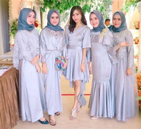 Perpaduan semua kombinasi dari model gamis batik ini kami rangkum dalam satu artikel lengkap sehingga bisa menjadi rujukuan anda dalam menemukan kiranya perpaduan dari banyak asepek seperti warna hijab, atasan yang elegan dan cantik. Inspirasi Terbaru 55 Model Baju Atasan Kain Satin
