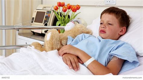 Little Sick Boy Lying In Bed With Teddy Bear 影片素材 4440102