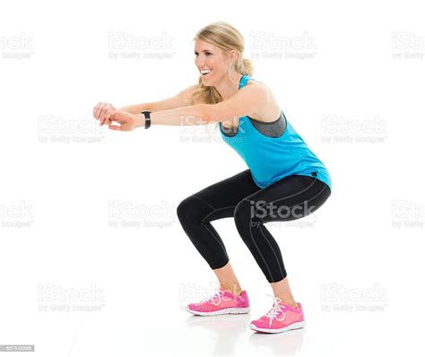 Smiling Female Runner Squatting Stockfoto En Meer Beelden Van Hurken