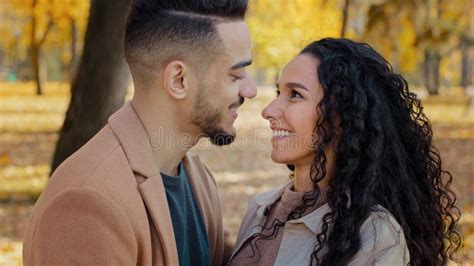 Multirracial Etnia Hispana Feliz Pareja Casada En El Amor De Pie Al Aire Libre Hombre Y Mujer
