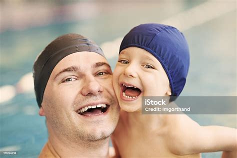 photo libre de droit de père et fils dans la piscine banque d images et