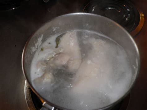 Panaskan sedikit minyak di penggorengan. Resep Membuat Tumis Kubis Ayam yang Praktis, Enak Gak Ribet