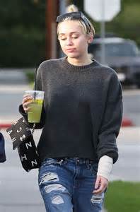 Miley Cyrus In Ripped Jeans 01 Gotceleb